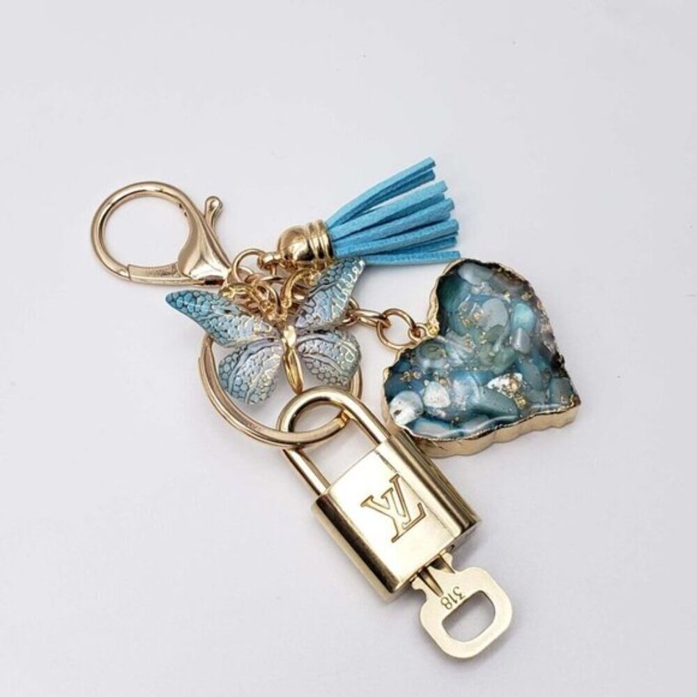 LV Authentic Gold Padlock 🔒 Key Set w/ Unbranded Heart Keychain Charm - Picture 5 of 6